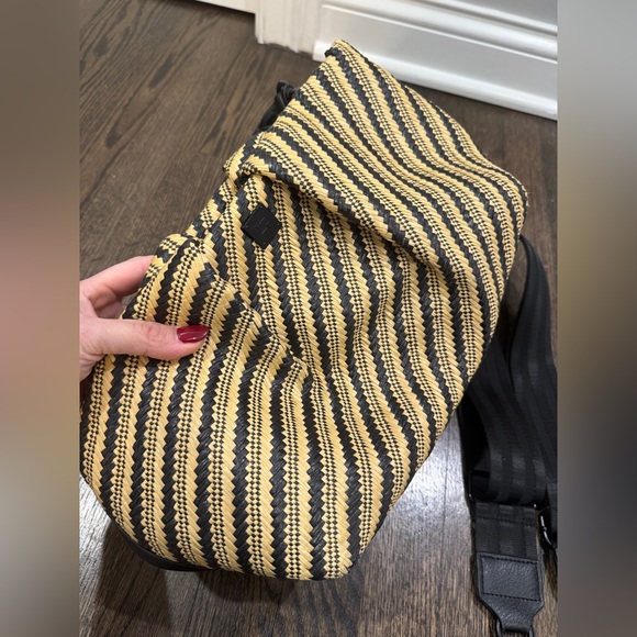 THINK ROYLN • Savannah Woven Design Raffia Top Handle Crossbody Bag Purse 3ways - Picture 10 of 11